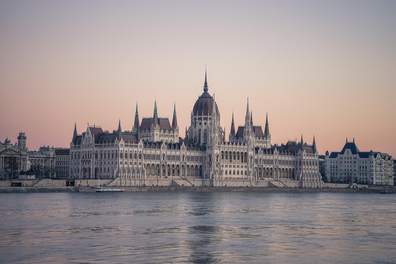 leonhard_niederwimmer-hungarian-parliament-building-7117191_1280